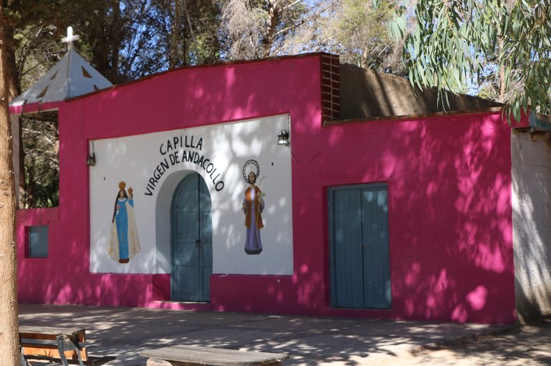 Capilla de la Virgen de Andacollo, junto a la plaza de Angualasto.